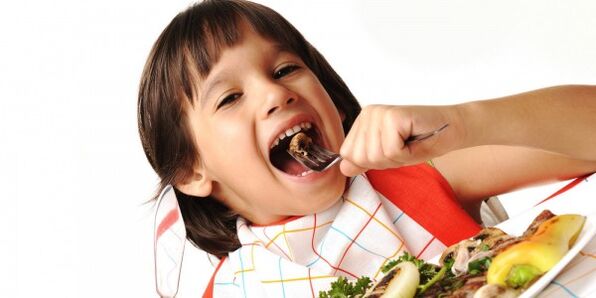 το παιδί τρώει λαχανικά κατά τη διάρκεια μιας δίαιτας με παγκρεατίτιδα